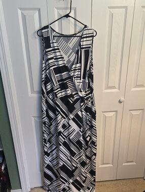 NY Collection Black & White Geometric Wrap-Front Maxi Dress